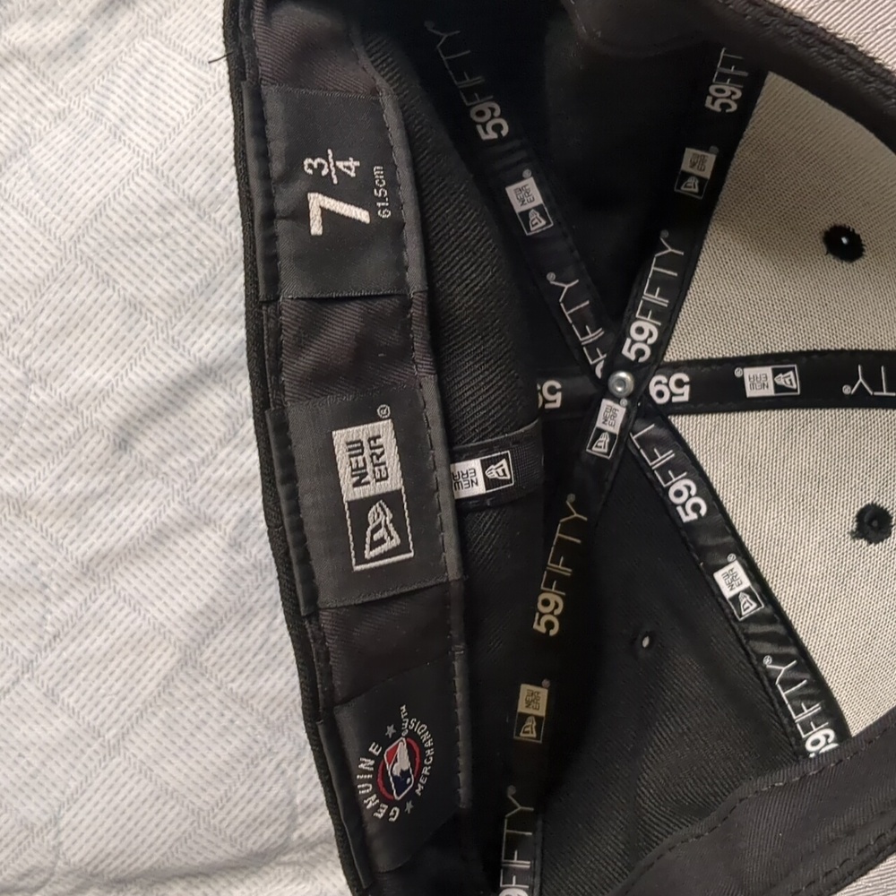 New Era Black Cap with White Embroidered Logo - Picture 5 of 16